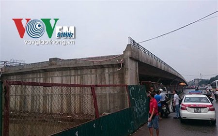 ha noi: roi tu cau dang thi cong, mot nguoi tu nan hinh 0