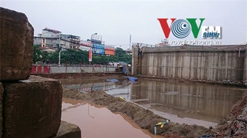 ha noi: roi tu cau dang thi cong, mot nguoi tu nan hinh 1