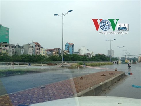 ha noi: roi tu cau dang thi cong, mot nguoi tu nan hinh 2