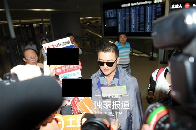 Ngày hôm nay (8/10), Angela Baby và Huỳnh Hiểu Minh tổ chức lễ cưới tại Trung tâm triển lãm Thượng Hải (Trung Quốc). Vào tối 7/10, tại sân bay Hồng Kiều và Phố Đông, Thượng Hải đã chật kín các nghệ sĩ nổi tiếng. Họ đến để chuẩn bị có mặt chúc phúc cho đôi tình nhân nổi tiếng. Trong ảnh là Lý Á Bằng giữa vòng vây phóng viên.