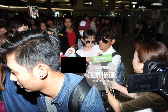 Sao nam Vương Bảo Cường tại sân bay.
