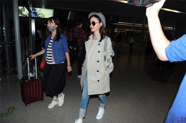 Nữ diễn viên Vương Lệ Khôn trùm kín khi có mặt tại Thượng Hải.