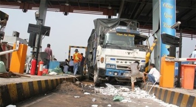 Ô tô tông sập 2 cabin tại trạm thu phí trên cao tốc Trung Lương