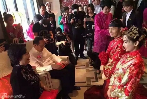 Trước đó, những nghi thức truyền thống: dâng trà tứ thân phụ mẫu,