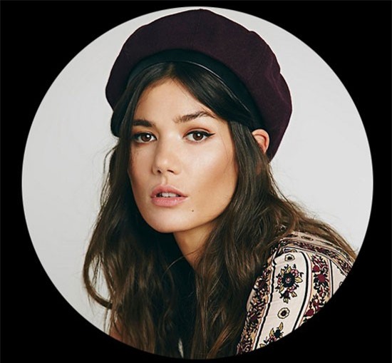 Mũ bê rê ra đời từ khá lâu tại châu Âu và thường gắn liền với giới mày râu. Tuy nhiên, theo thời gian, chiếc mũ này đã được sử dụng cả cho phái yếu như một item  không thể thiếu để tạo nên vẻ đẹp cá tính, ấn tượng. Mũ bê rê được làm từ nhiều chất liệu từ len, dạ, da, denim... Bạn có thể đội thẳng hoặc lệch tùy theo  ý muốn. Mùa thu năm nay, bạn nên sắm cho tủ đồ của mình mũ bê rê để thể hiện gu thời trang phong phú và hợp xu hướng.