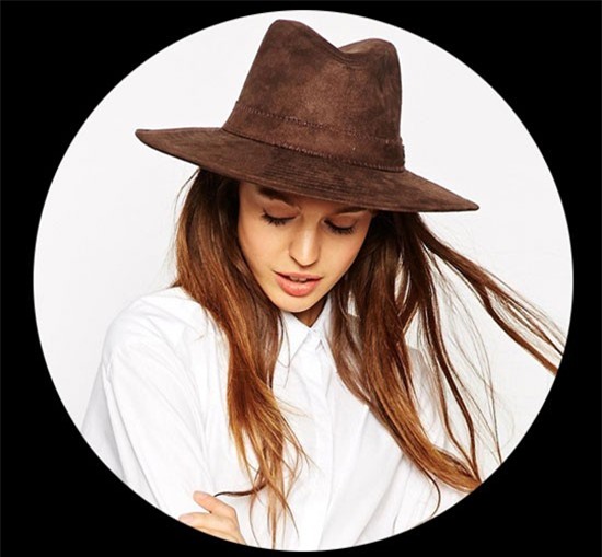 Mũ phớt Fedora chất liệu da lộn vừa mang nét đẹp cổ điện lại pha chút hiện đại. Đây là style vô cùng hoàn hảo cho cô gái đang muốn chọn mũ khi thời tiết trở lạnh.