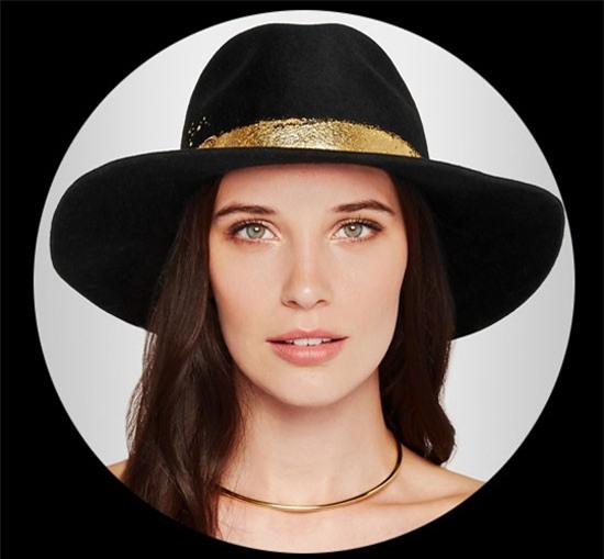 Một chiếc mũ phớt Fedora đen cổ điển, với đường trang trí sơn kim loại ở vòng quanh sẽ tạo nên sự mới mẻ và cuốn hút lạ thường cho nàng tóc dài muốn