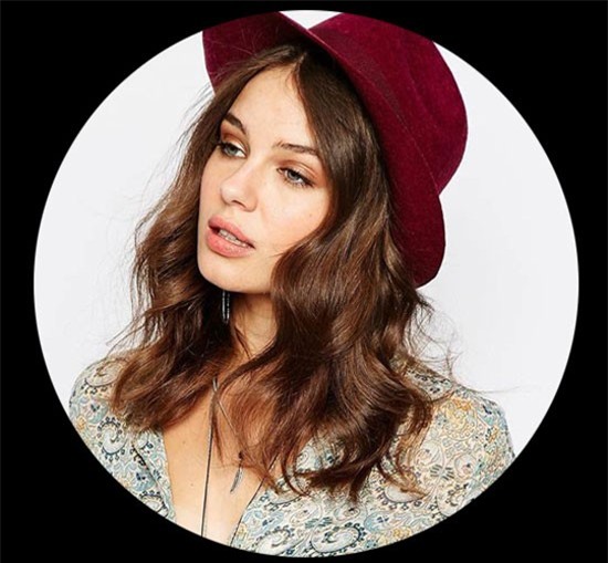 Mũ Trilby có nhiều nét tương đồng với mũ Fedora nhưng vành ở hai bên được thu hẹp lại. Đây là kiểu dáng mũ bạn gái không nên bỏ lỡ vào ngày thu. Một chiếc mũ Triby màu đỏ sẽ hoàn thiện cho ngoại hình của bạn gái  tóc xoăn lọn to.