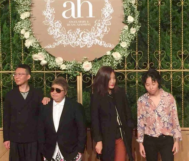 Triệu Vy mặc đơn giản dự tiệc cưới Hiểu Minh - Angelababy