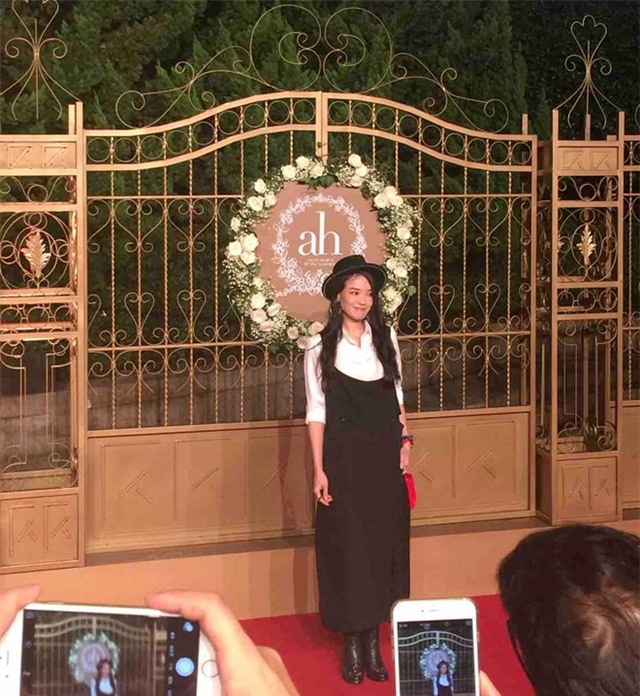 Triệu Vy mặc đơn giản dự tiệc cưới Hiểu Minh - Angelababy 