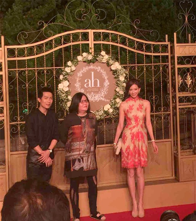 Triệu Vy mặc đơn giản dự tiệc cưới Hiểu Minh - Angelababy 