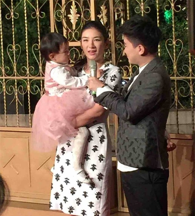 Triệu Vy mặc đơn giản dự tiệc cưới Hiểu Minh - Angelababy