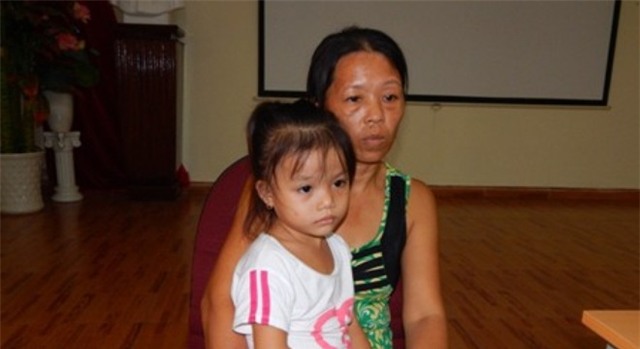 Uống nhầm nước tẩy bao tử heo, bé gái 4 tuổi suýt chết