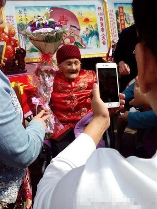 con re dich than lam le mung tho hoanh trang cho me vo hinh anh 1