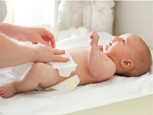 Nhìn phân xác định độ khỏe mạnh của bé sơ sinh - 1