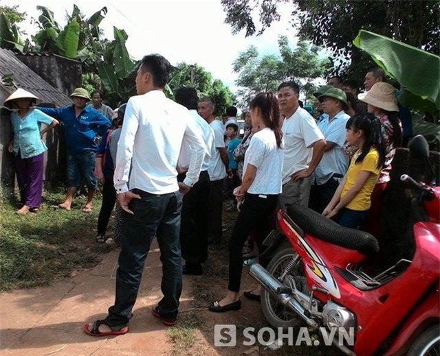 Một ngày sau vụ án mạng chấn động quê nghèo, đi đâu cũng thấy người dân tụ tập bàn tán về cái chết đầy đau thương của người vợ trẻ chưa tròn 20 tuổi đã bị chồng giết hại.