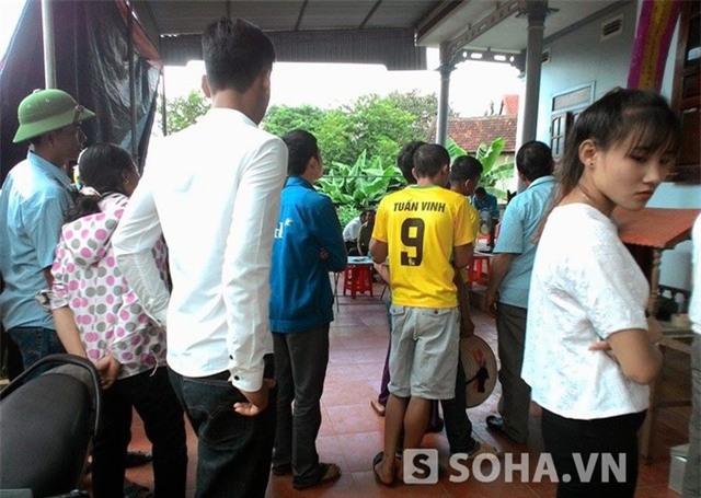 Cùng ngày 8/10, gia đình đã làm lễ mai táng cho nạn nhân Hiền trong niềm đau xót của gia đình, người thân và hàng xóm.