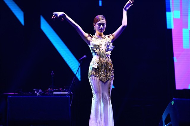 Hoàng Thuỳ Linh toả sáng trên sân khấu Gió mùa