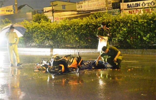 Tài xế ôtô bỏ chạy sau khi cán hai thanh niên giữa đêm