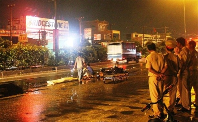 Tài xế ôtô bỏ chạy sau khi cán hai thanh niên giữa đêm