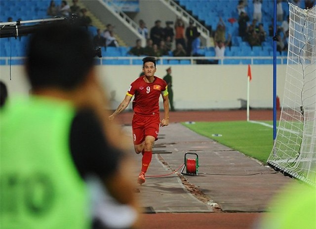 Công Vinh băng băng chạy đi ăn mừng bàn thắng.