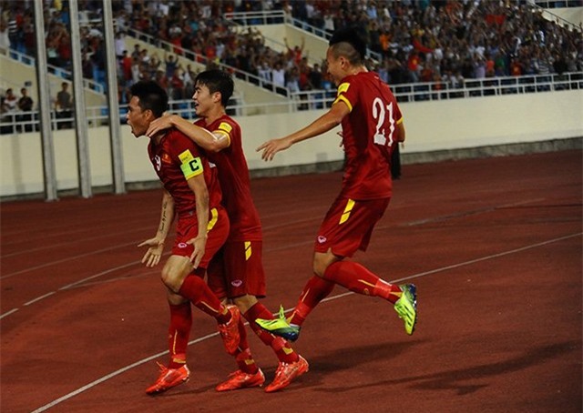 Đồng đội đến chia vui.