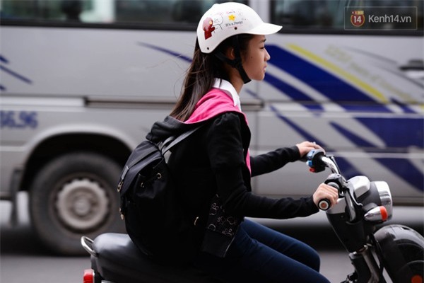 Do ảnh hưởng của không khí lạnh, sáng nay, khi đi trên phố, nhiều người dân thủ đô phải khoác thêm áo lạnh - (Ảnh: Doãn Tuấn).