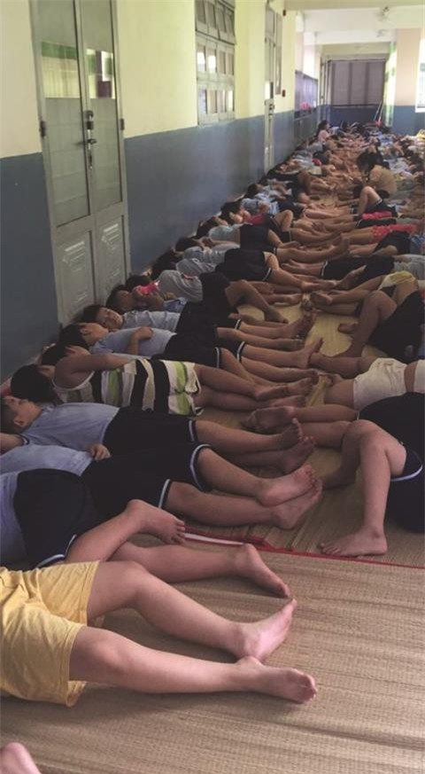 Liệu các em học sinh có được giấc ngủ trọn vẹn khi “xếp cá mòi” giữa hành lang thế này?