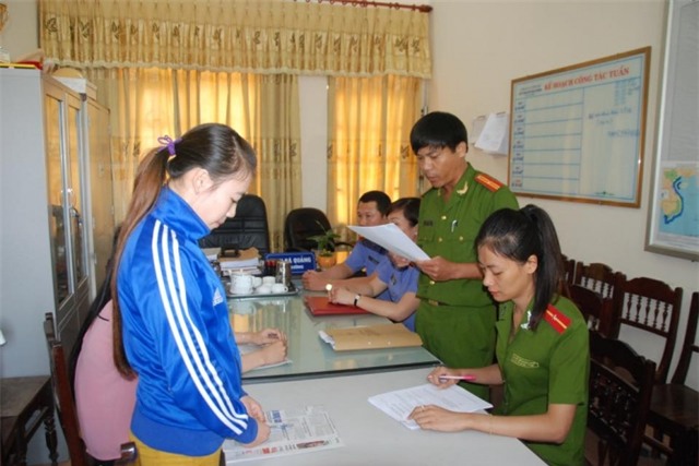 Vụ bé 14 tháng tuổi bị bạo hành: Khởi tố 2 giáo viên giữ trẻ - 1