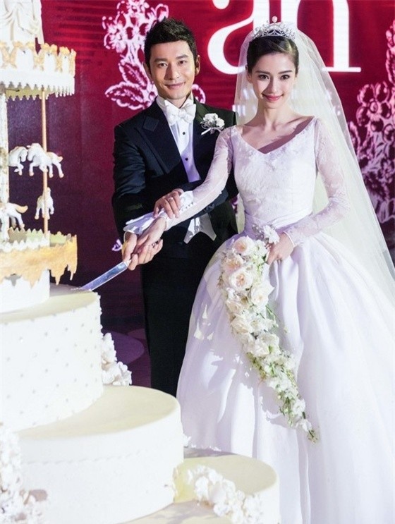 Angelababy và Huỳnh Hiểu Minh đẹp như tranh trong lễ cưới. Nhìn họ, phóng viên không tiếc lời khen ngợi đẹp như tiểu thuyết. Tuy nhiên, đôi vợ chồng lại bị chỉ trích sở hữu nhan sắc nhân tạo, đẹp nhờ thẩm mỹ khi hình ảnh quá khứ khác hẳn hiện tại.