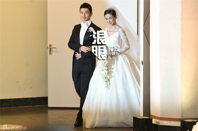 Sau lễ cưới, cặp đôi gặp gỡ ký giả tại buổi họp báo công khai tổ chức tại Trung tâm triển lãm quốc tế Thượng Hải. Hình ảnh chú rể dìu cô dâu ra sân khấu.