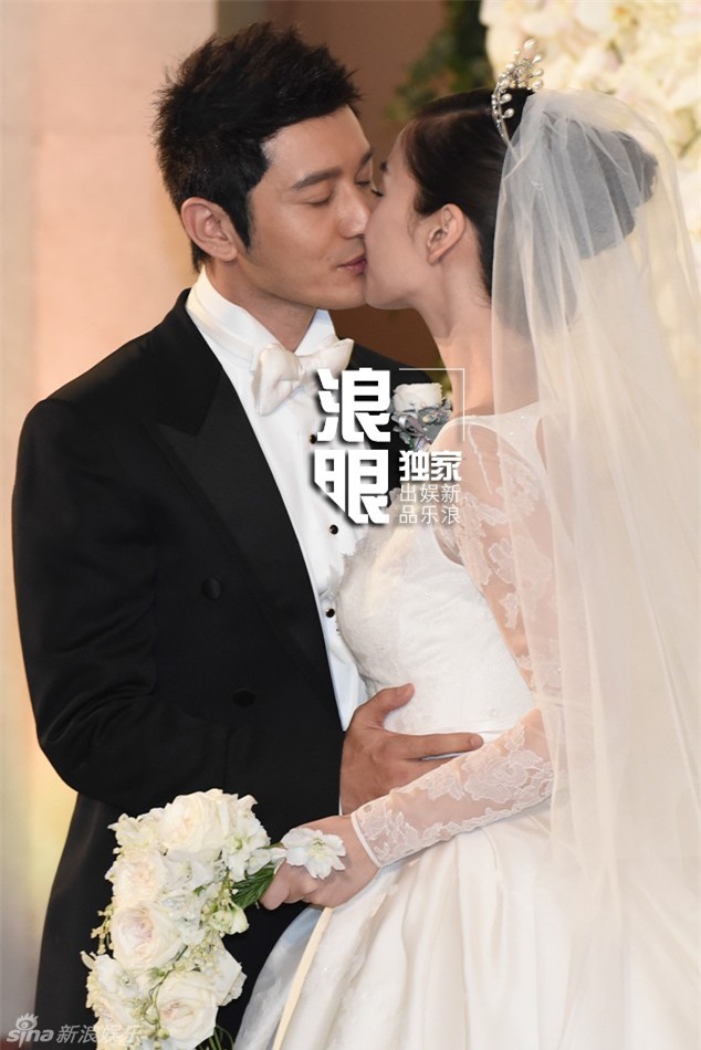 Hai người trao nhau nụ hôn nồng thắm trước ống kính.