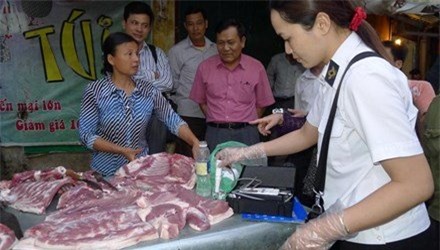 thit bom nuoc tran lan, lam cach nao de tranh? hinh anh 1