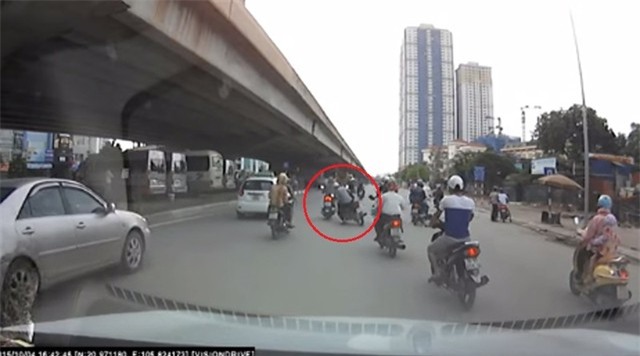 Một thanh niên chao đảo khi va chạm với một phương tiện đi trước bị CSGT đang chặn lại (ảnh cắt từ clip)