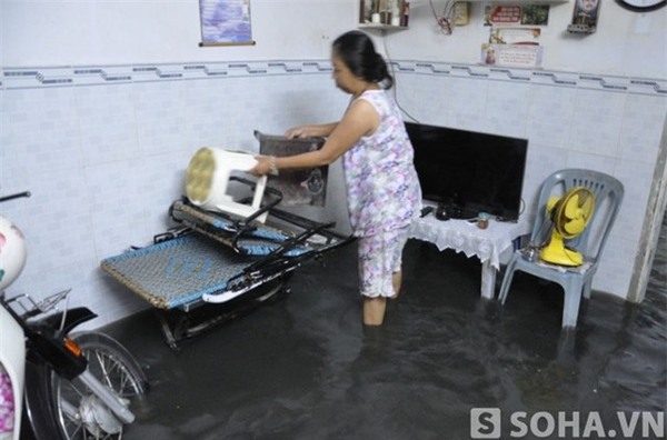 Cảnh tượng xoong chảo bồng bềnh trên đường phố Sài Gòn sau mưa