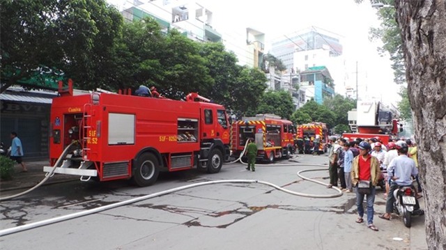 Cửa hàng điện thoại cháy lớn sau nhiều tiếng nổ