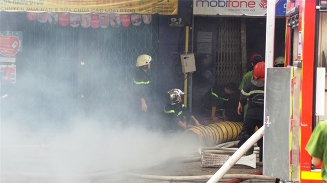 Cửa hàng điện thoại cháy lớn sau nhiều tiếng nổ