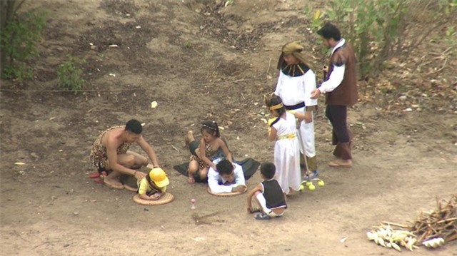 Xuân Bắc tự nguyện nhận phạt để các con có đồ ăn