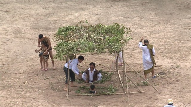 Xuân Bắc tự nguyện nhận phạt để các con có đồ ăn