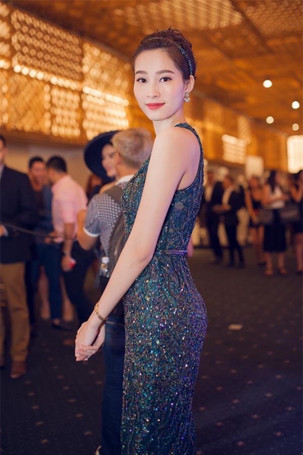 Trước đông đảo khách mời và báo giới, Đặng Thu Thảo đã chọn cho mình chiếc đầm ôm sát màu rêu được đính họa tiết kì công của NTK Lê Thanh Hòa.