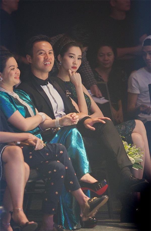 Cả hai đều chọn vị trí ngồi sát nhau ở hàng ghế đầu để xem show và luôn dành cho nhau những cử chỉ thân mật, gần gũi.