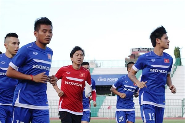 HLV Miura có thói quen tập luyện cùng các học trò.
