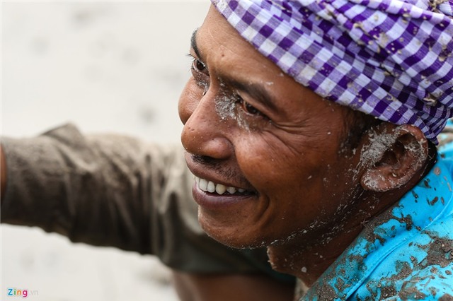 Bò húc khán giả ngã lăn trên đường đua miền Tây