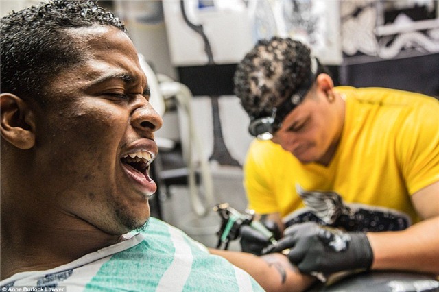 ben trong mot tiem xam tro o my hinh anh 1