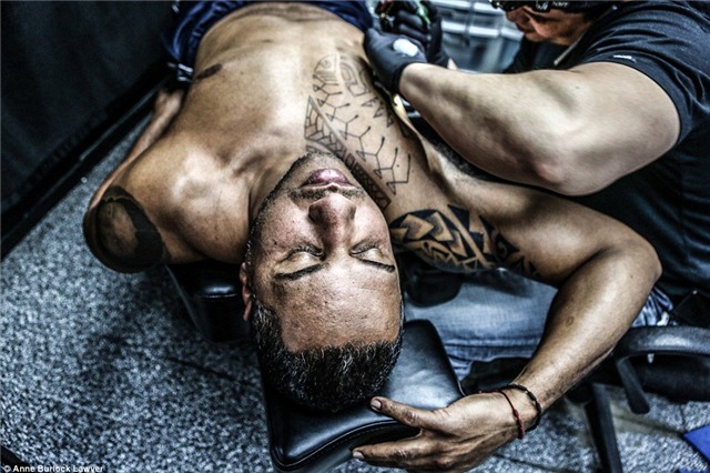 ben trong mot tiem xam tro o my hinh anh 10