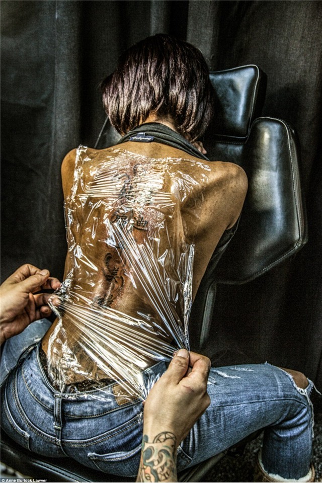 ben trong mot tiem xam tro o my hinh anh 4