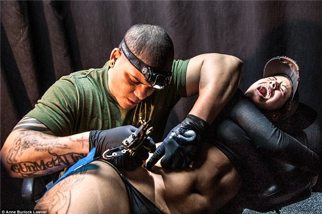 ben trong mot tiem xam tro o my hinh anh 5