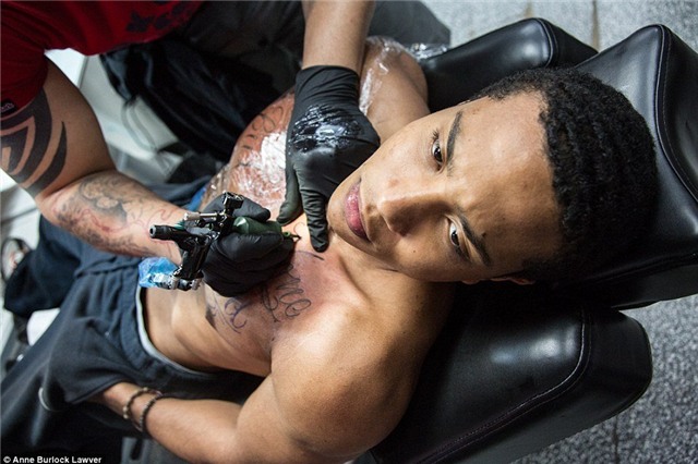 ben trong mot tiem xam tro o my hinh anh 7