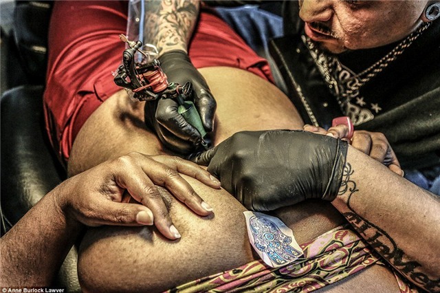 ben trong mot tiem xam tro o my hinh anh 8