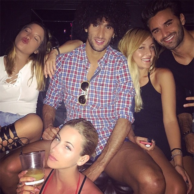 Gaelle Garcia (ngồi dưới) chụp ảnh với Fellaini và bạn bè.